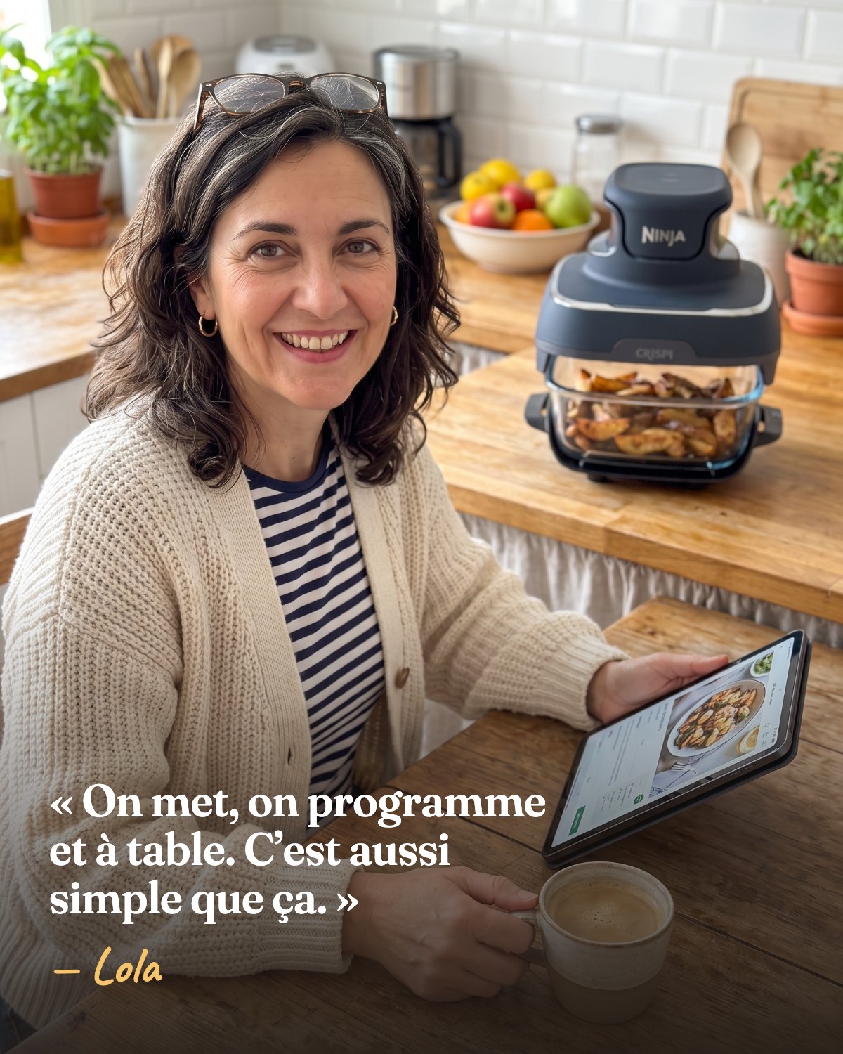 Lola consulte le livre sur sa tablette à côté de sa Crispi