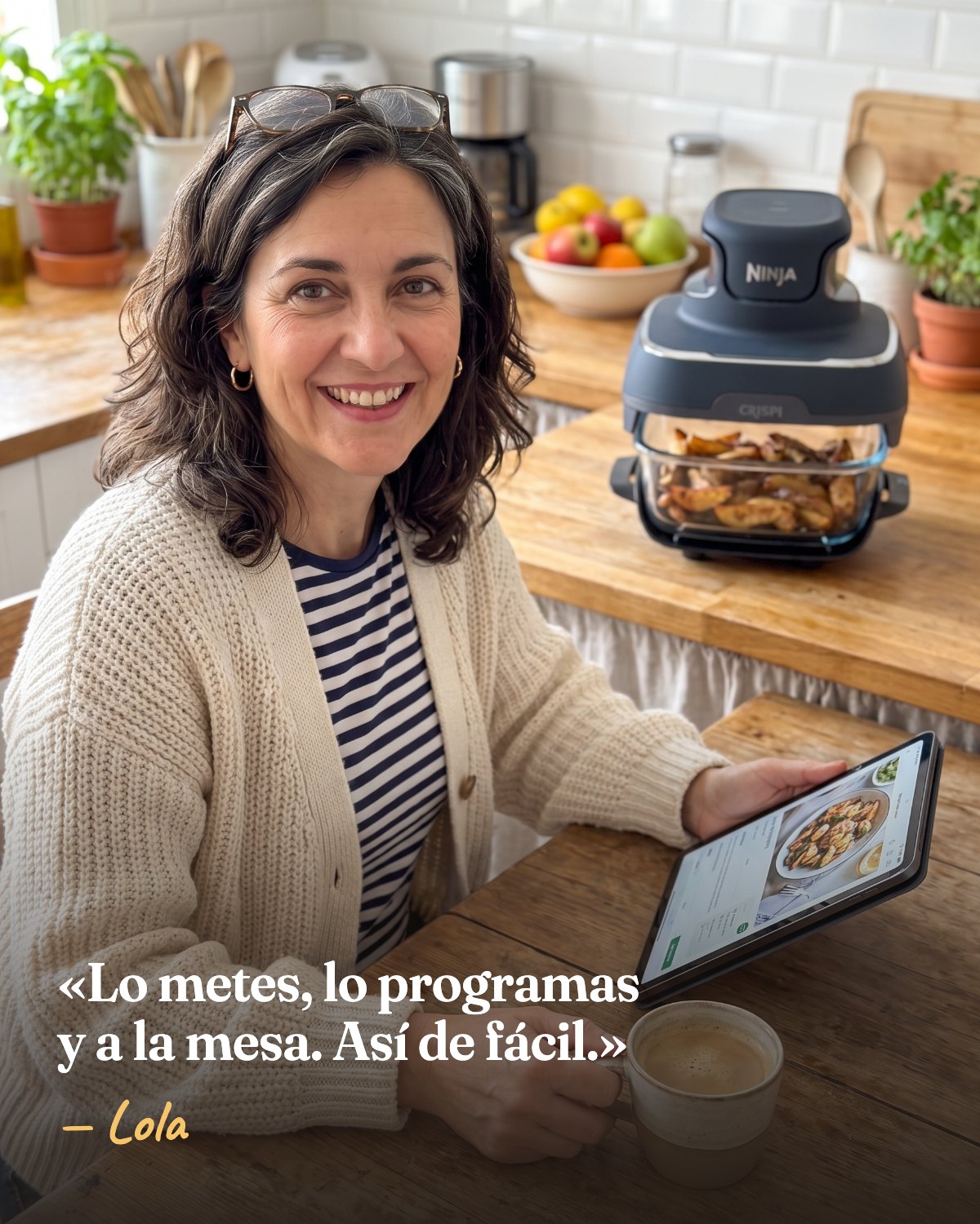 Lola consultando el recetario en la tablet junto a su Crispi